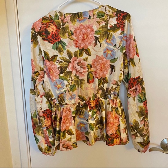 Guess blouse. - Picture 2 of 3